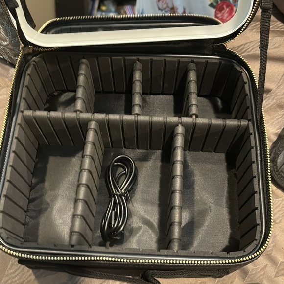 Cosmetic case with LED mirror - Picture 5 of 10